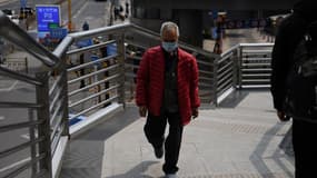 Une personne portant un masque à Pékin le 10 avril 2020.