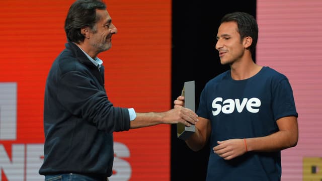 Le fondateur de Save Damien Morin reçoit un BFM Award des mains de Nicolas Vanier