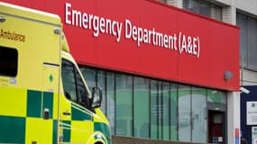 Une ambulance devant les urgences d'un hôpital londonien (photo d'illustration)
