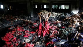Après un incendie d'une usine de confection du grand groupe textile bangladais Tung Hai, dans la zone industrielle de Mirpur, à Dacca, la capitale du Bangladesh. Ce nouveau drame, qui a fait huit morts, survient alors que le bilan de l'effondrement il y a