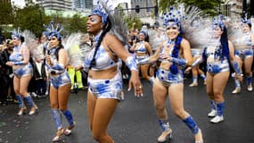 Un cortège de danseurs et de musiciens défile dans la ville lors de la 36e édition du carnaval d'été de Rotterdam, le 29 juillet 2023. 