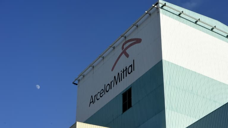 Un bâtiment de l'usine du géant de l'acier ArcelorMittal à Mardyck, dans le Nord, le 11 février 2022