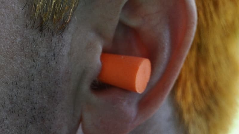 Un homme porte un bouchon d'oreille, le 20 juin 2010, au Free State Stadium de Mangaung/Bloemfontein. (Illustration)