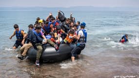 Des réfugiés originaires d'Afghanistan arrivent sur l'île grecque de Lesbos, le 2 juin 2015. (photo d'illustration)