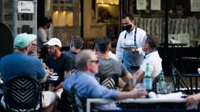 Des clients attablés à un bar (photo d'illustration)