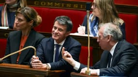 Le ministre des Outre-mer Manuel Valls à côté du Premier ministre François Bayrou, lors du débat sur la censure du gouvernement à l'Assemblée nationale le 16 janvier 2025
