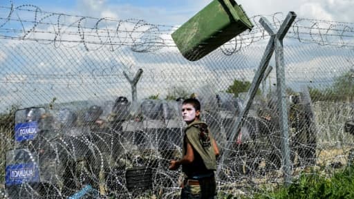 Des migrants se heurtent aux policiers, lors d'une vaine tentative de franchir la frontière gréco-macédonienne à Idomeni, le 10 avril 2016