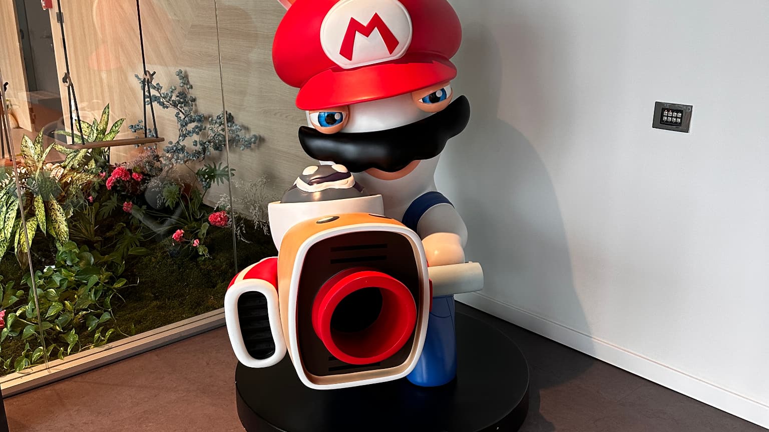 Lapin Mario, le héros de "Mario + Lapins Crétins Sparks of Hope" dans les locaux du studio d'Ubisoft Milan Lapin Mario, le héros de "Mario + Lapins Crétins Sparks of Hope" dans les locaux du studio d'Ubisoft Milan