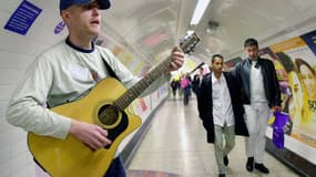 Andrew Thornes se produit dans le métro de Londres, en mai 2003