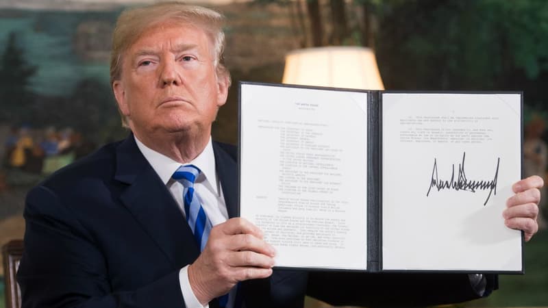 Donald Trump montrant le document annonçant de nouvelles sanctions contre l'ran, le 8 mai 2018.