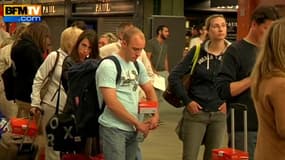 Des passagers d'un TGV arrivé très en retard attendent un taxi en gare Montparnasse dans la nuit de lundi à mardi