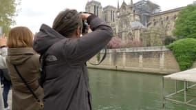 Des touristes aux abords de Notre-Dame, ravagée par l'incendie de lundi soir.