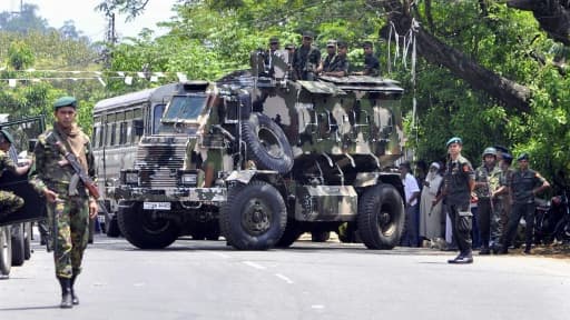 Des forces de police sri-lankaises déployées dans les rues de Pallekele, le 6 mars 2018 après la proclamation de l'état d'urgence Des forces de police sri-lankaises déployées dans les rues de Pallekele, le 6 mars 2018 après la proclamation de l'état d'urgence