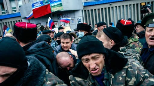 Scène de violence lors d'un rassemblement pro-russe à Lugansk dans l'Est de l'Ukraine.