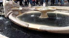 L'eau de la fontaine Barcaccia, à Rome, a été noircie par des militants pour dénoncer le réchauffement climatique.