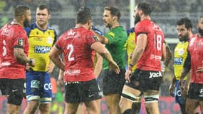 Les joueurs de Toulon discutent avec l'arbitre du match de Top 14 contre Clermont, le 6 octobre 2024