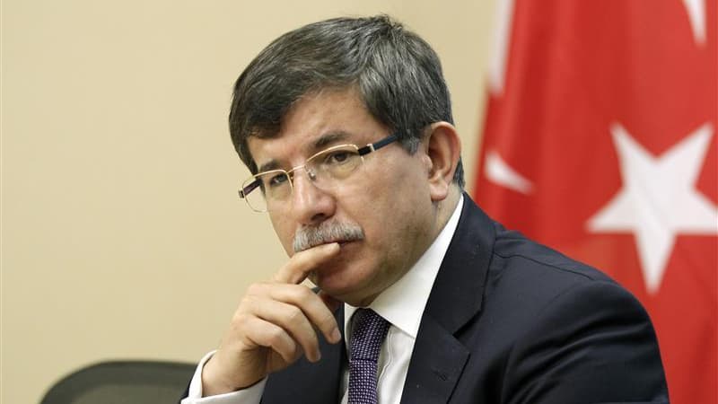 Le chef de la diplomatie turque Ahmet Davutoglu. Ankara a annulé jeudi toutes les sanctions prises en décembre 2011 à l'encontre de la France à la suite du vote par l'Assemblée nationale d'une loi pénalisant la négation du génocide arménien. /Photo prise