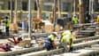 Des ouvriers sur un chantier de construction d'une nouvelle voie de tramway à Barcelone, en Espagne, le 18 juillet 2023.