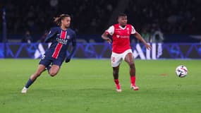 Sergio Akieme au duel avec Bradley Barcola, le 25 mai 2025