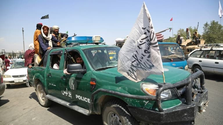 Des talibans patrouillent dans les rues de Kaboul, le 16 août 2021 en Afghanistan