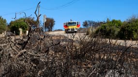 Un camion de pompiers patrouille dans le massif de la Gardiole, au nord de Frontignan (Hérault), dans le sud de la France, le 19 août 2024. Photo d'illustration
