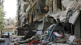 Quartier de Boustane al-Bacha, à Alep. Un raid aérien sur un quartier résidentiel d'Alep a fait dimanche des dizaines de morts et de blessés et aggravé la pénurie d'eau dans la capitale économique de la Syrie. A Damas, les forces loyales ont poursuivi leu