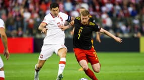 Robert Lewandowski face à Kevin De Bruyne, à Bruxelles le 8 juin 2022