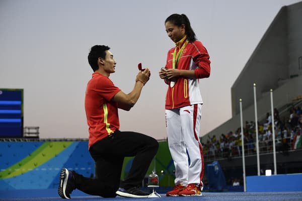 Le sportif chinois Qin Kai demande en mariage la médaillée olympique He Zi, après une épreuve des Jeux olympiques de Rio (Brésil), le 14 août 2016.