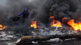 A Slaviansk, un séparatiste pro-russe se prépare à affronter les forces de police ukrainiennes.