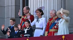 Le prince William, Kate Middleton, leurs enfants George, Louis et Charlotte, le roi Charles III et la reine Camilla saluent depuis le balcon du palais de Buckingham, à Londres, le 15 juin 2024.