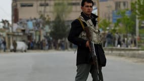 Un soldat afghan dans les rues d'un quartier de Kaboul, le 19 avril 2016 (photo d'illustration) 