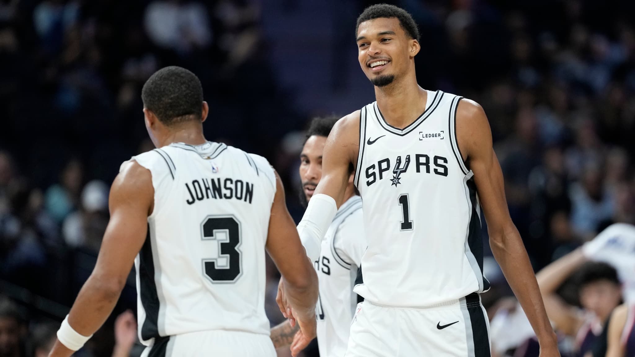 LA MACHINE SE MET EN ROUTE: POUR SON PREMIER MATCH DE PRÉ-SAISON, WEMBANYAMA PROCHE D'UN TRIPLE-DOUBLE… EN 16 MINUTES