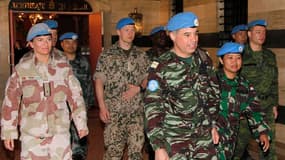 Le colonel marocain Ahmed Himmiche (au centre) qui dirige les premiers observateurs de l'Onu en Syrie, quitte un hôtel de Damas avec quelques membres de son équipe. Des militants de l'opposition ont accusé mercredi l'Onu de "jouer avec les vies syriennes"
