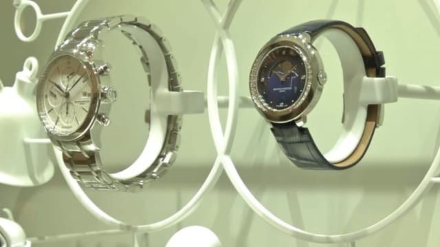 Cartier, Baume & Mercier ou encore Mont Blanc multiplient désormais les "modèles d'entrée de gamme", très luxes quand même.