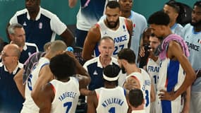 Vincent Collet au milieu des joueurs de l'équipe de France de basket en quart de finale des JO, le 06/08/2024