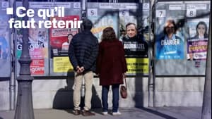 Παριζιάνοι μπροστά σε προεκλογικές αφίσες, πριν από τον πρώτο γύρο των δημοτικών εκλογών του 2026.