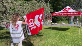 Une manifestante de la CGT devant les urgences de Digne-les-Bains, le lundi 26 mai 2025.