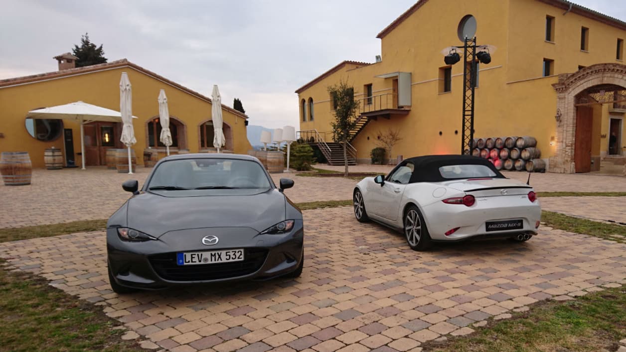 La MX-5 RF (à gauche) et la version à toit souple (ST, à droite). Sur la précédente génération, la NC, le toit rigide représentait 70% des ventes de MX-5 en France. 