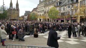Plus d'un millier de personnes étaient présentes au rassemblement tenu ce samedi à Moulins en hommage au professeur assassiné.