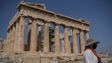 Une touriste devant le Parthénon à Athènes. (image d'illustration)