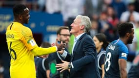 Steve Mandanda et Didier Deschamps, après le sacre mondial en Russie en 2018