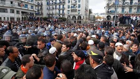 Des policiers antiémeutes encerclent des manifestants à Alger. Un rassemblement organisé à l'appel de mouvements d'opposition a été rapidement réprimé par les autorités algériennes. /Photo prise le 12 février 2011/REUTERS/Louafi Larbi