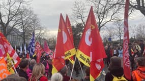 Plusieurs centaines de personnes réunies devant la préfecture de Rennes.