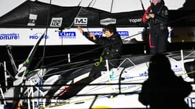 Sébastien Simon à son arrivée aux Sables d'Olonne pour prendre la 3e place du Vendée Globe, le 17 janvier 2025