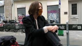 Assise en jupe sur un banc dans le 20e arrondissement mardi dernier, Julie a été contrainte de se justifier auprès d'un agent de la mairie de Paris qui jugeait sa tenue "indécente". Une enquête interne a été ouverte.