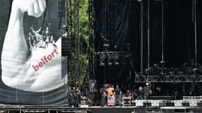 Des techniciens travaillent sur la structure de la grande scène des Eurockéennes au lendemain d'un violent orage, le 1er juillet 2022 à Belfort