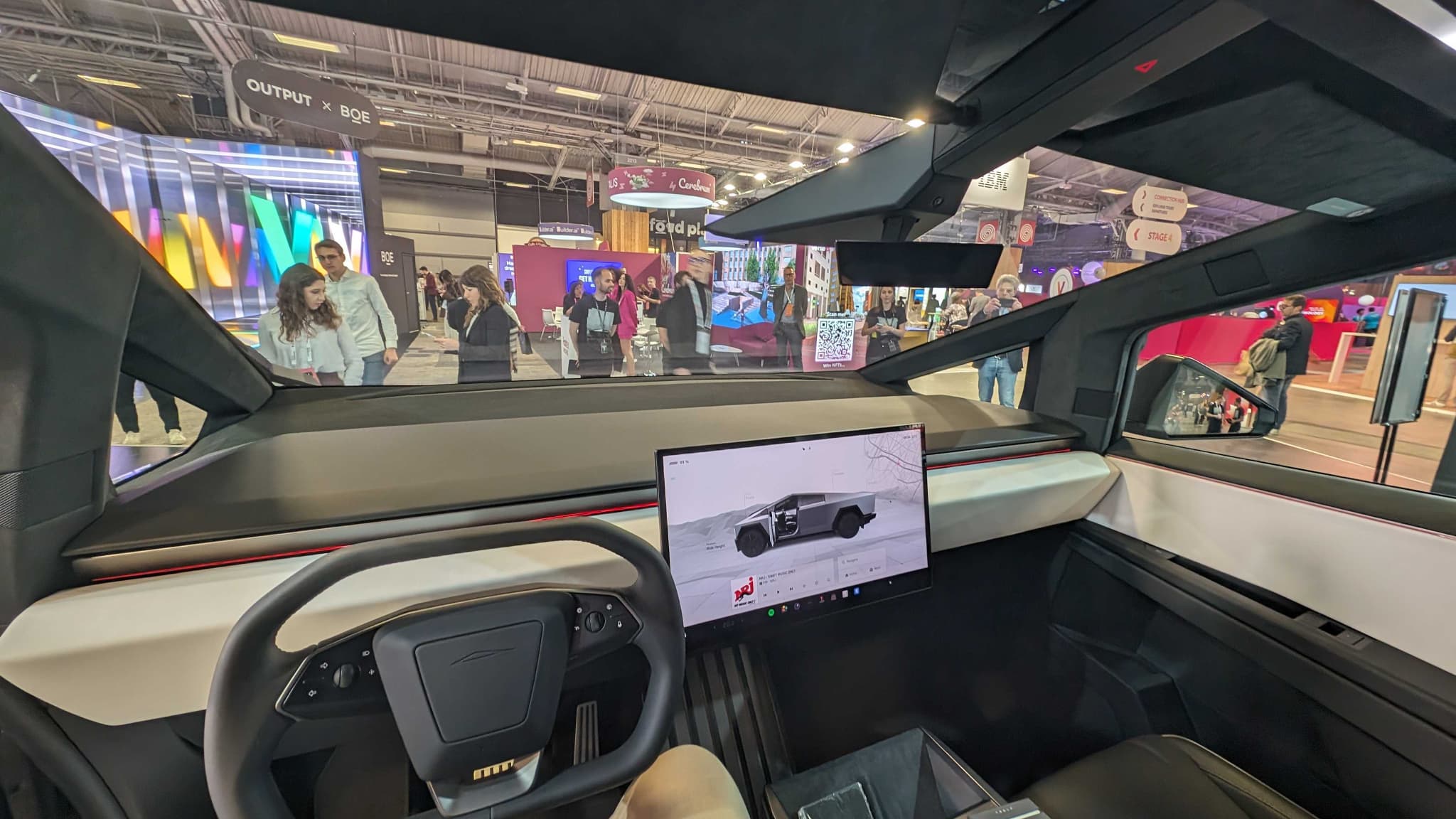 A l'intérieur du Tesla Cybertruck. A l'intérieur du Tesla Cybertruck.