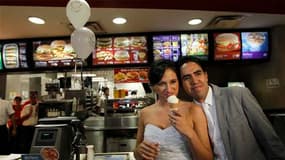Un couple de Mexicains adeptes de restauration rapide, Carlos Munoz et Marisela Matienzo, se sont dit oui dans un McDonald's d'un quartier chic de Monterrey, dans le nord du Mexique. Selon la branche locale de McDonald's, il s'agissait de la première noce