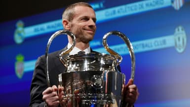 Le président de l'UEFA Aleksander Ceferin brandit le trophée de la Ligue des champions lors de la cérémonie du tirage au sort à Nyon, le 21 avril 2017