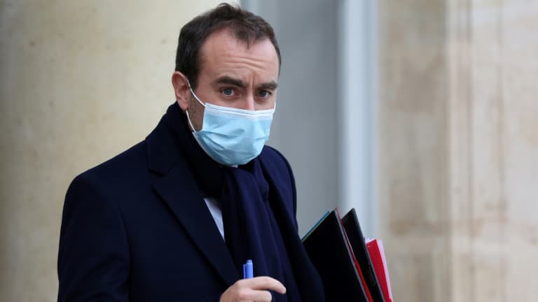 Sébastien Lecornu, ministre de l'Outre-mer, à la sortie d'une réunion ministérielle à l'Elysée, le 24 novembre 2021 à Paris 